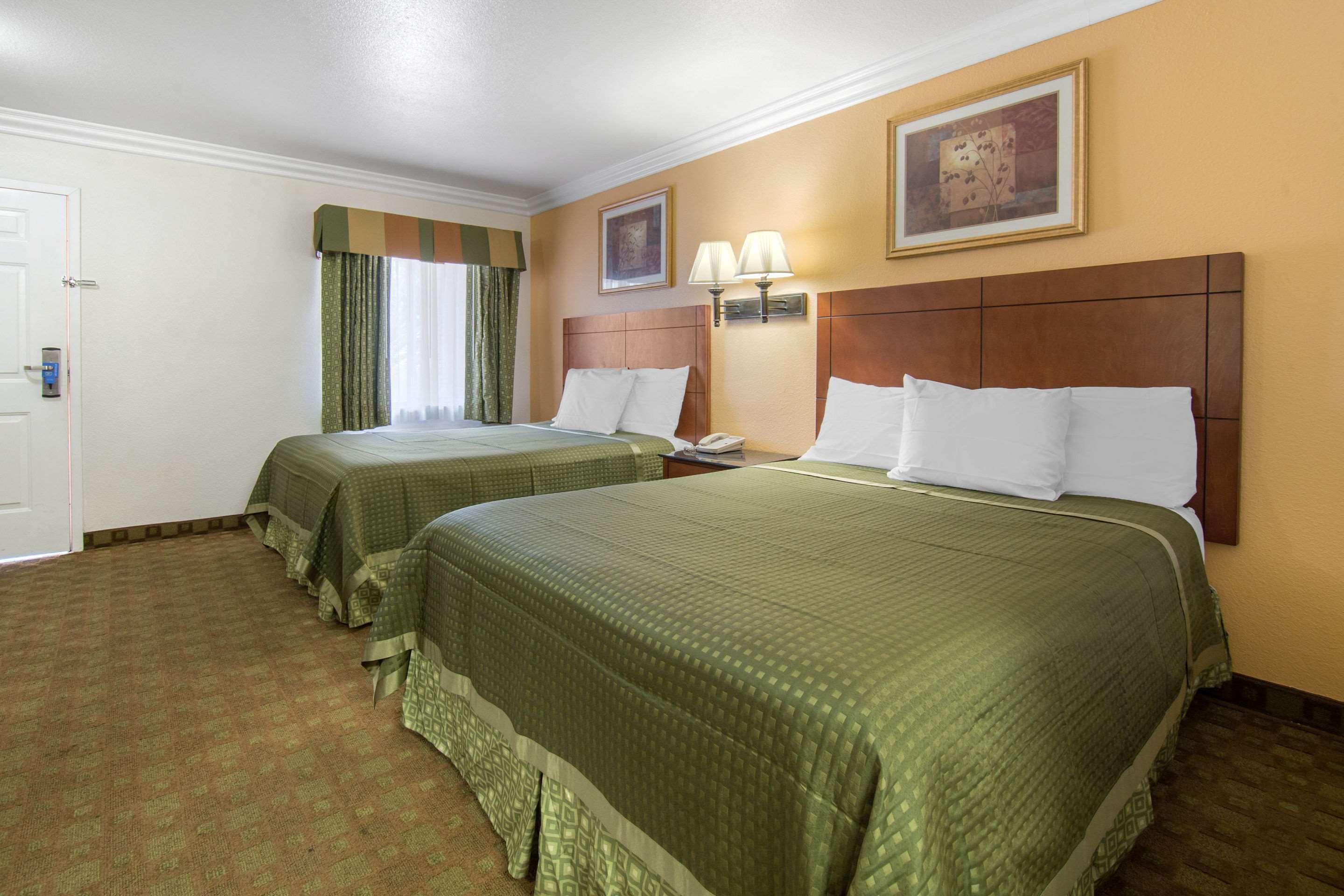 Rodeway Inn Adelanto Us 395 Exterior photo